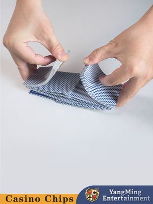 comprar Patrón de espalda de abeja rojo y azul 310 gramos de pulpa de papel anti-ver a través y la notación de la tarjeta, quitar la pintura para proteger las cartas de juego de la humedad envasado de la caja de color Fabricación en línea