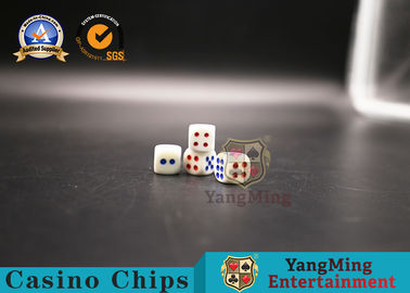 comprar Juegos de póker plásticos de la amina secreta del anillo del hotel de los accesorios KTV del juego del casino del entretenimiento rojos y dados azules de la sacudida del color Fabricación en línea