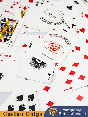 La tarjeta azul importada de la base de la base negra crea tarjetas del póker para requisitos particulares del juego de tabla del póker