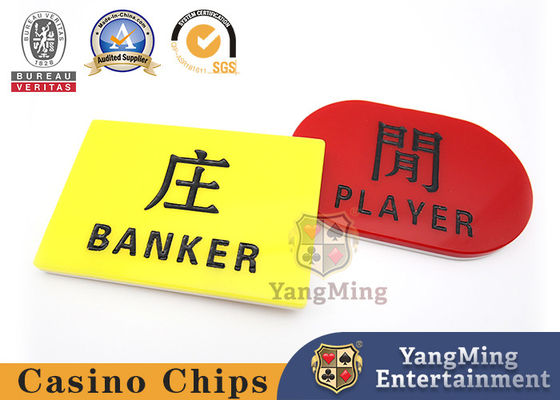 Jugar al póker en la mesa del banquero el jugador el botón el baccarat la mesa del casino el marcador bland